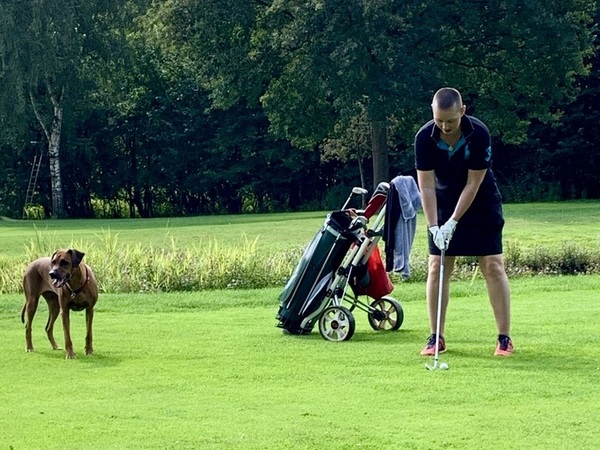 Titelbild Golfen mit Hund ab sofort auch auf Kurs Rot und Kurs Blau