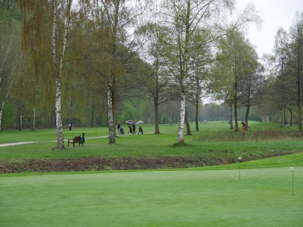 Titelbild Knapp 60 Golferinnen und Golfer trotzen am Ostermontag zum Saisonauftakt widrigen Bedingungen