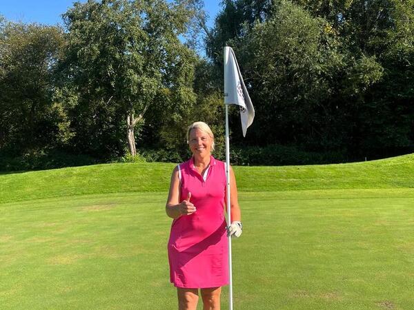 Titelbild Carla Kemper mit "hole-in-one" - Coup auf Blau 6 beim Liebelt - Cup